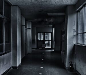 真っ暗な廊下
