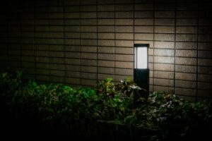 マンション入口通路に設置された照明