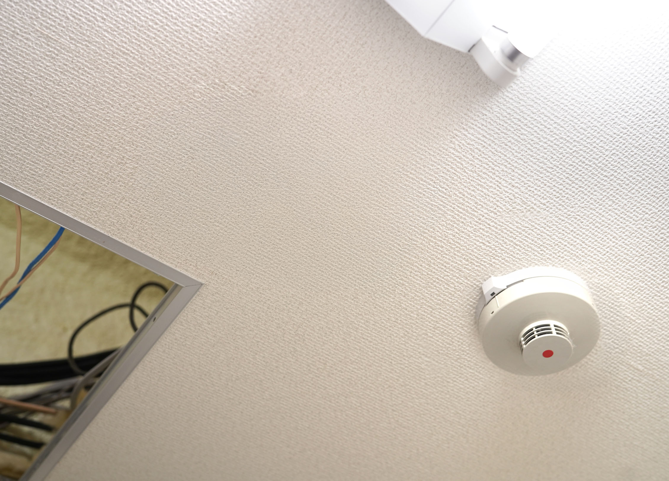 天井に設置された感知器